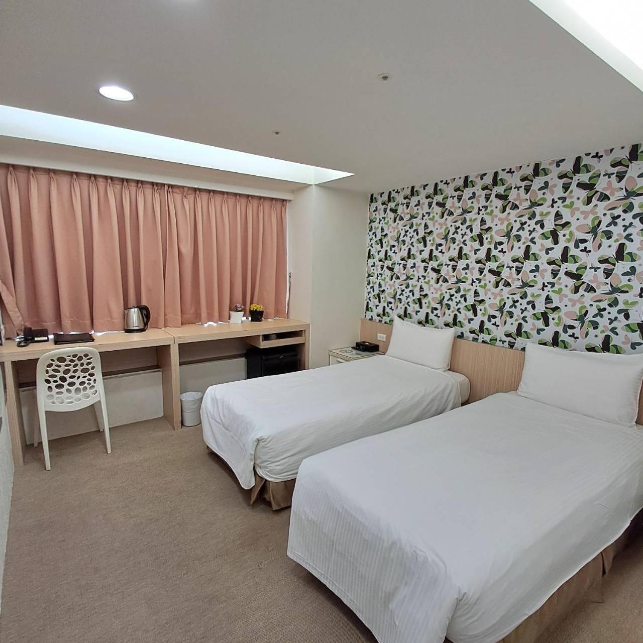 Morwing Hotel Fuzhong Taipei Exteriör bild